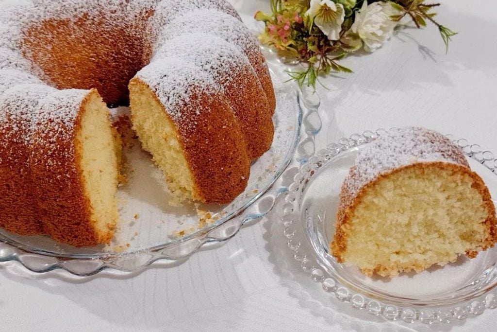 Delicioso bolo de coco feito pela vovó, perfeito para acompanhar um chá quentinho