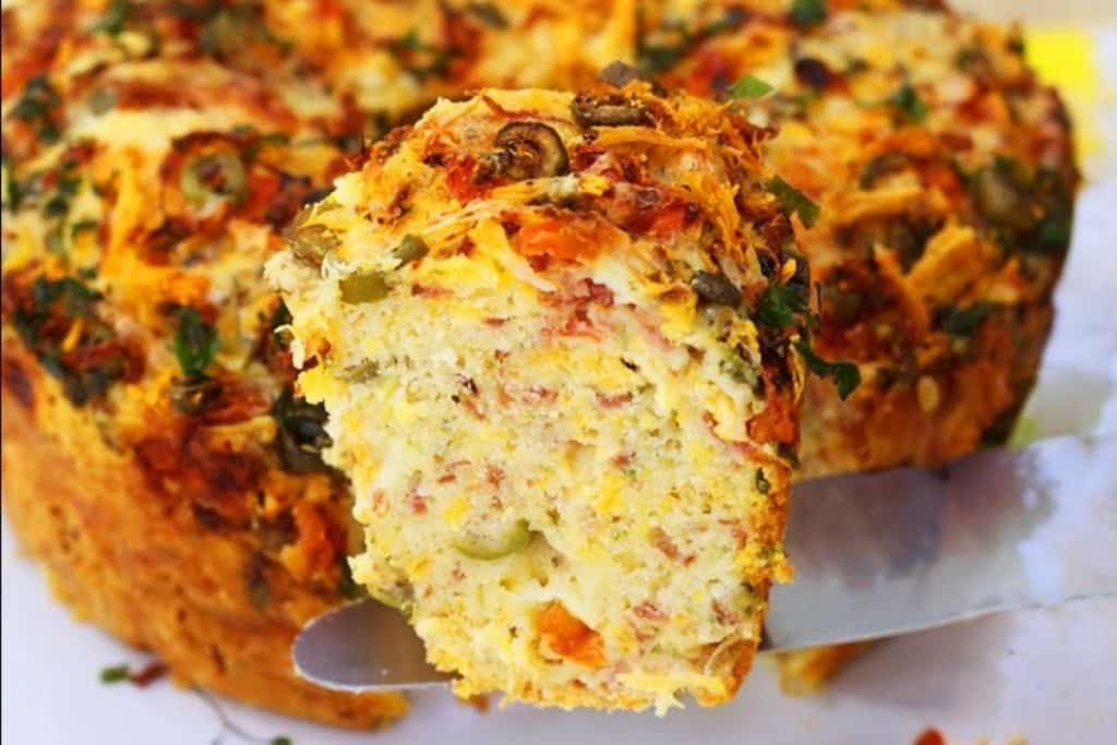 Delicioso bolo salgado fácil de preparar com muito recheio e sabor