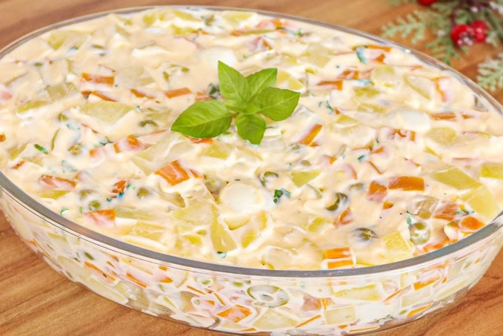 Descubra a receita de uma salada de maionese irresistível para qualquer ocasião da semana