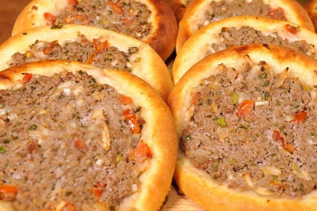 Aprenda a fazer em casa uma esfiha aberta igual a do Habib's, deliciosa e irresistível!