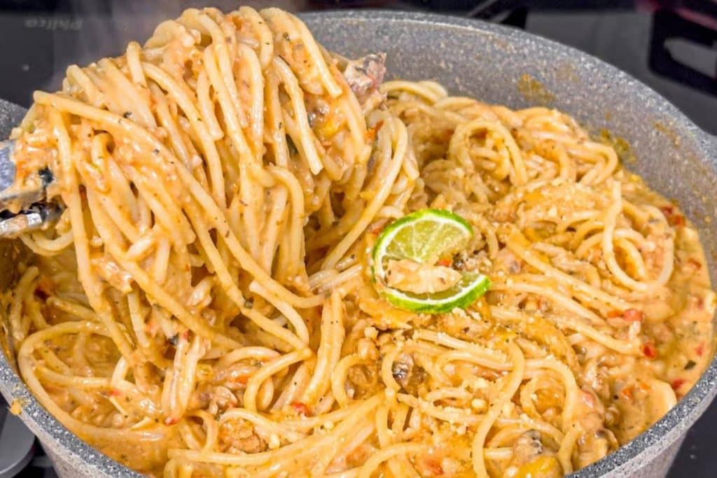 Aprenda a preparar um delicioso e suculento macarrão com sardinha para a refeição do meio-dia