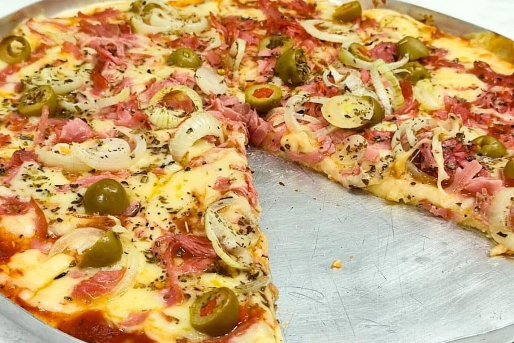 Confira a receita de uma deliciosa pizza de liquidificador com massa super macia e variedade de recheios à sua escolha.