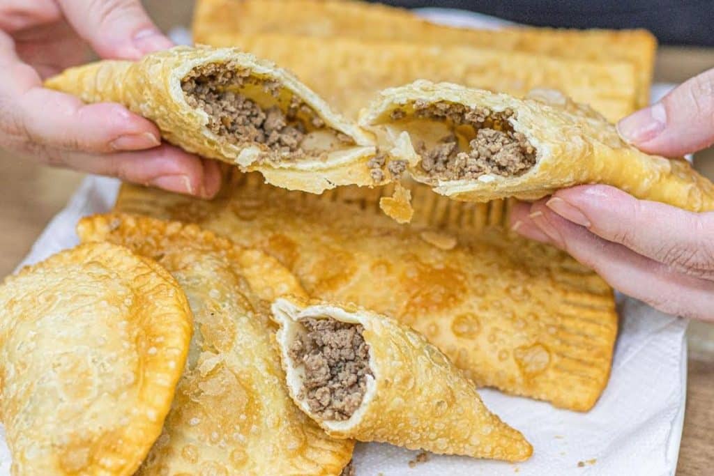 Descubra a técnica para fazer um pastel de feira caseiro com massa crocante e sequinha