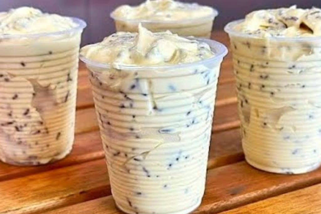 Descubra a receita de sobremesa super cremosa com apenas 2 ingredientes, que lembra sorvete e rende muito!