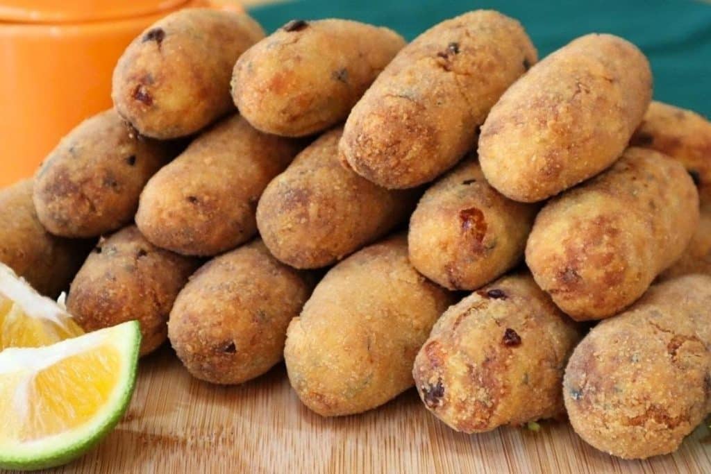 Prepare em casa um delicioso e simples croquete de frango que rivaliza com o sabor da coxinha.