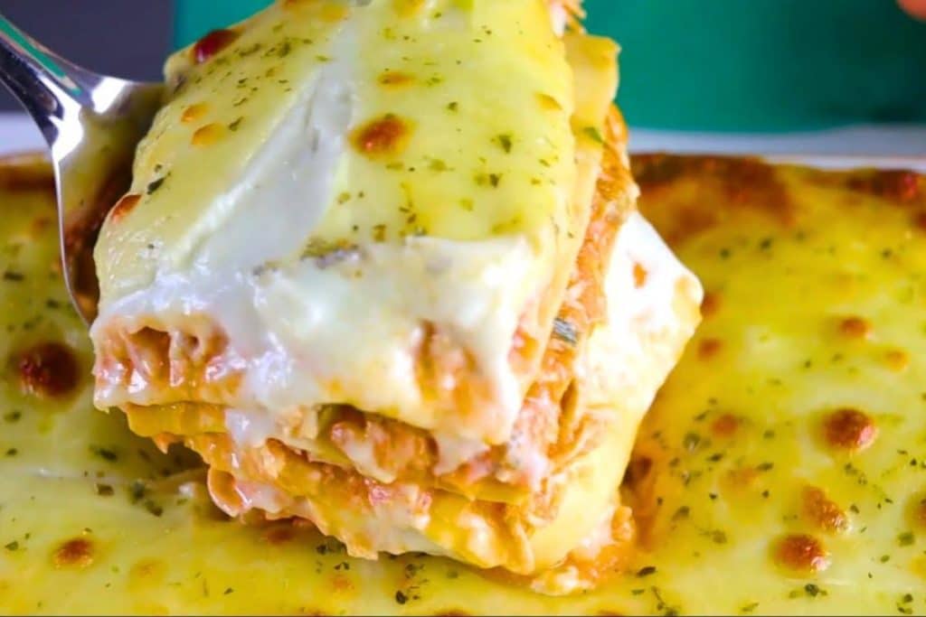 Deliciosa lasanha de frango com molho cremoso conquista o paladar de todos os amantes de comida