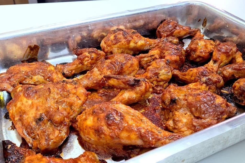 Segredo revelado: Aprenda a fazer frango assado no forno suculento e macio