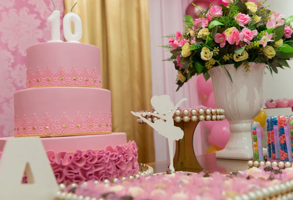Bolo de aniversário feminino moderno
