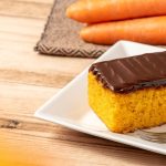Bolo de cenoura com manteiga e leite
