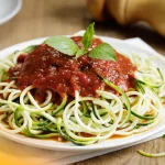 espaguete de abobrinha com molho de tomate