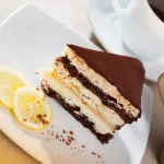 Que tal preparar hoje um bolo de chocolate recheado com mousse de limão