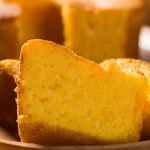 Venha preparar aqui um delicioso bolo de milho cremoso recheado, assado no forno!
