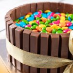 bolo de chocolate com kit kat em volta 1