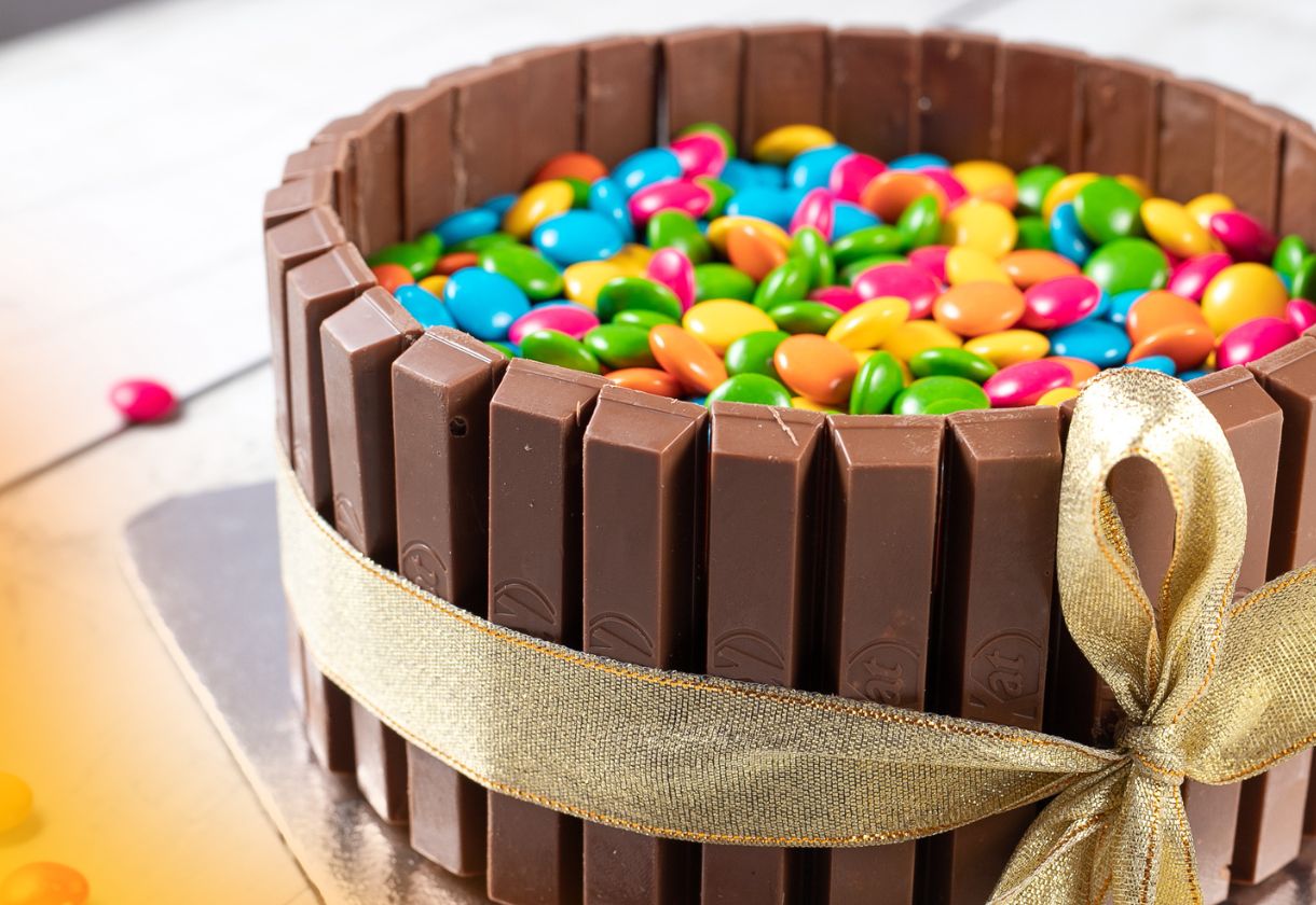 bolo de chocolate com kit kat em volta 1