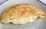 Torta de pao de queijo recheado com requeijao