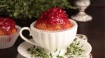 bolo de caneca com calda de morango