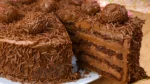 Bolo de Brigadeiro de Festa Perfeito e Fácil de Fazer, Pronto em Poucos Minutos