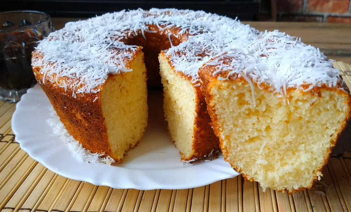 Bolo de coco sem farinha de trigo e sem óleo úmido e fofinho