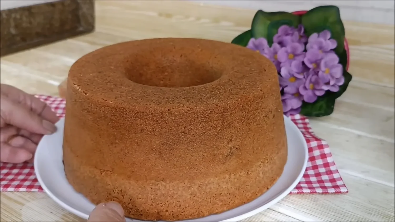 Passo a Passo para Preparar o Bolo de Fubá com Gotas de Goiabada