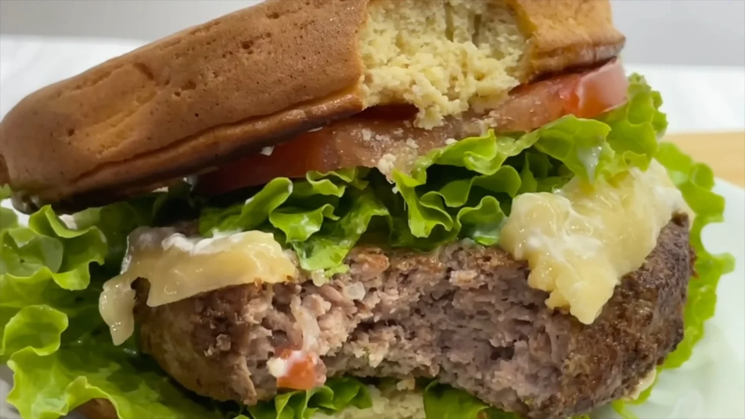 Um Sabor que Aproxima: Hambúrguer Low Carb para Compartilhar com Quem Você Ama
