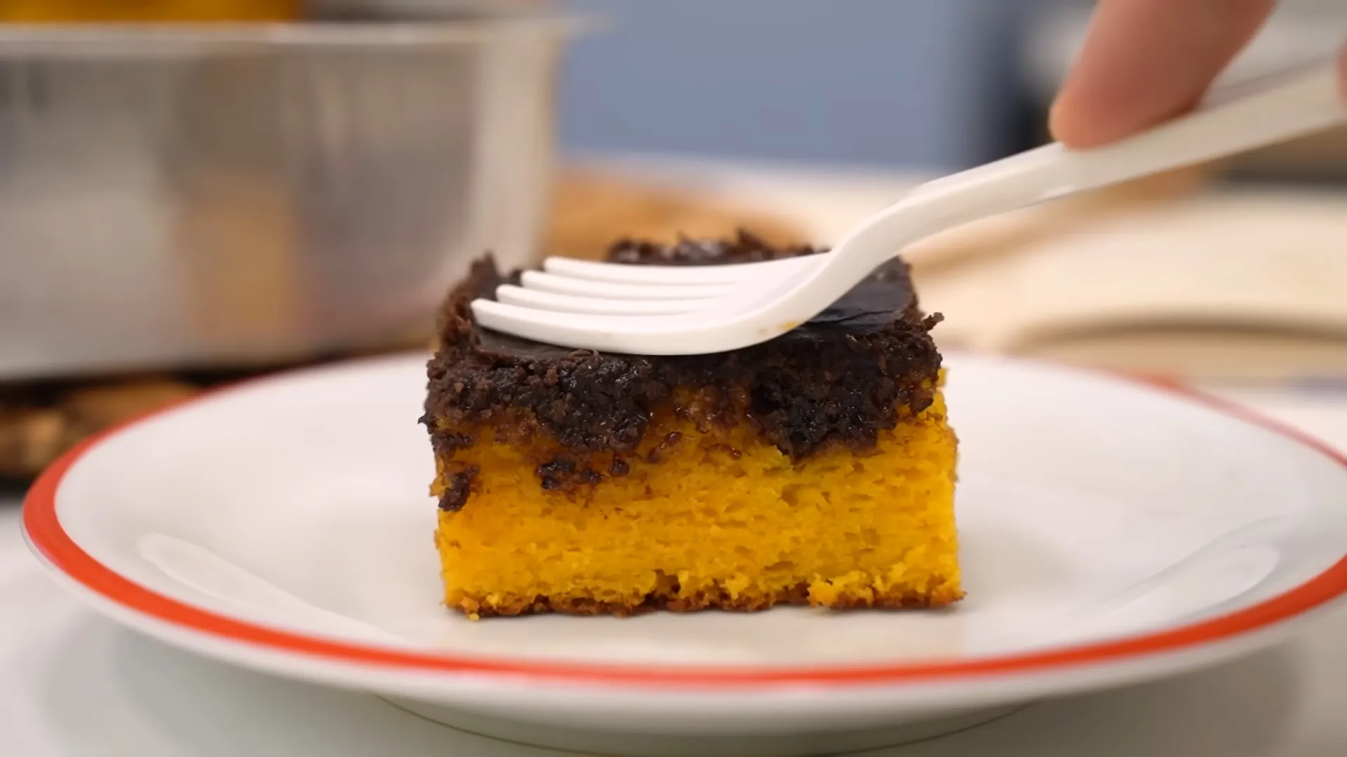 4 BOLO DE CENOURA FOFINHO E COM CASQUINHA CROCANTE DE CHOCOLATE