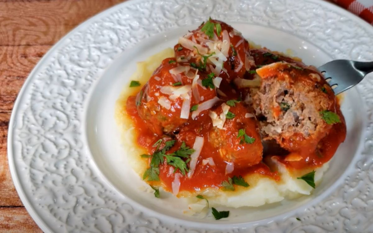 Almôndegas com Molho de Tomate: Uma Refeição Clássica e Saborosa