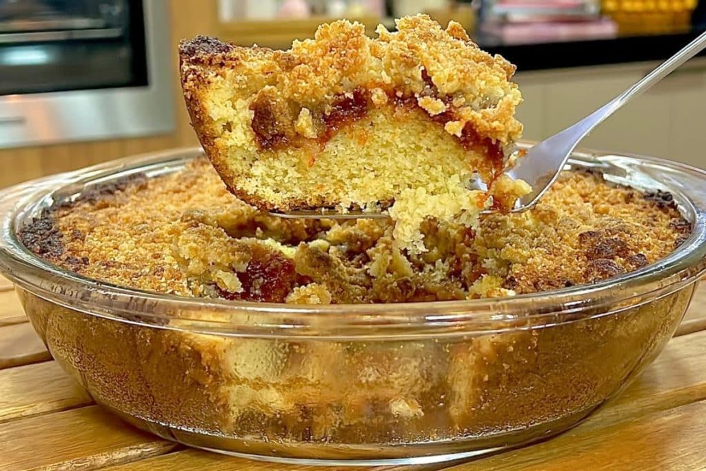 Cuca de goiabada na travessa: bem macia para um café da manhã delicioso