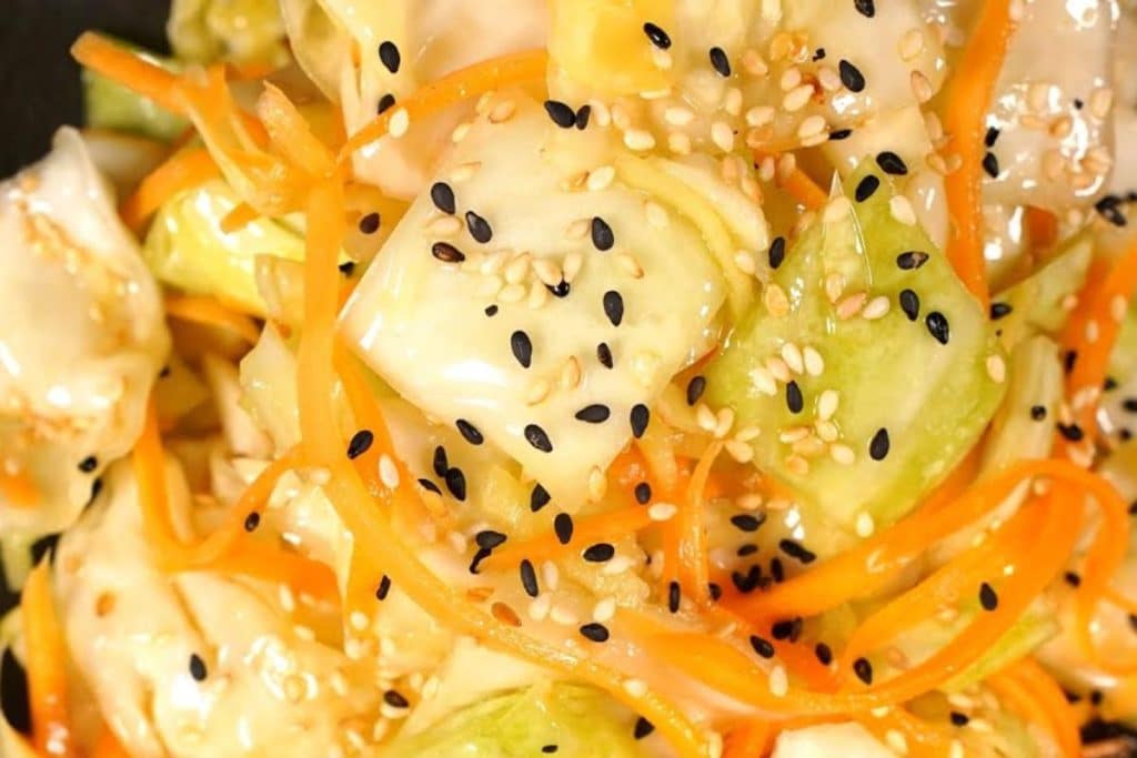 Essa salada oriental de repolho com cenoura virou minha salada
