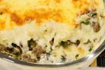 Mandioca cremosa gratinada leva poucos ingredientes e fica espetacular