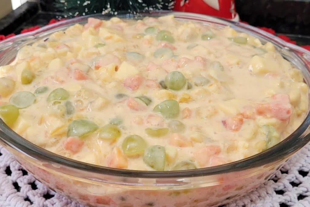 Salada de frutas cremosa: veja o ingrediente secreto para deixá-la ainda mais gostosa