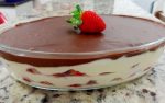 Sobremesa de Morango com Creme e Cobertura de Chocolate Deliciosa