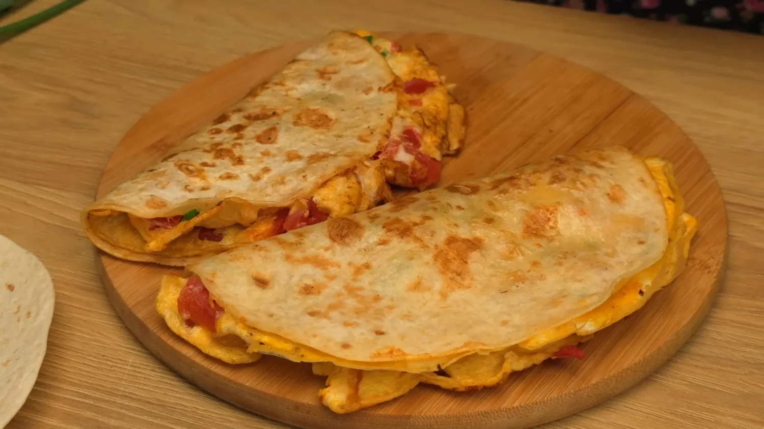 Ingredientes Simples para uma Omelete de Tortilha com Queijo e Tomate