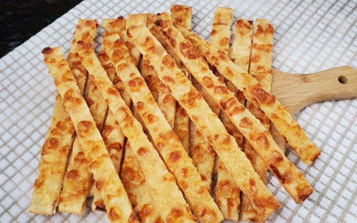 Um Petisco Simples, Fácil e Muito Gostoso: palitos de alho com sabor inconfundível