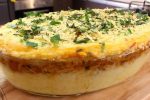 Aproveite o sabor incrivel do gratinado de frango com mandioca