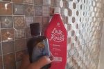Descubra o segredo para remover manchas de azulejo sem muito
