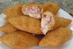Novidade gastronomica Enroladinho de presunto e queijo com recheio suculento